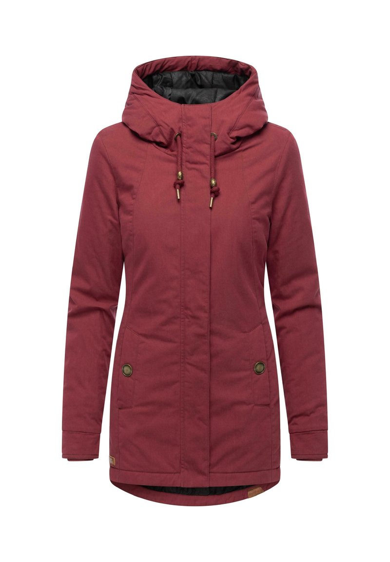 Czerwona, kapturowa kurtka z zamkiem z przodu, elastycznymi sznurkami i dwoma przednimi kieszeniami. Charakteryzuje się gładką fakturą i dłuższym tylnym obszyciem.