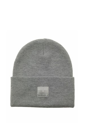 Grå strikket hue med opsmøg, featuring et logo patch på forsiden. Blød tekstur med en glat overflade, mellemlang design.
