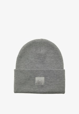Bonnet en tricot gris avec une bordure, arborant un patch logo à l'avant. Texture douce avec une finition lisse, design de longueur intermédiaire.