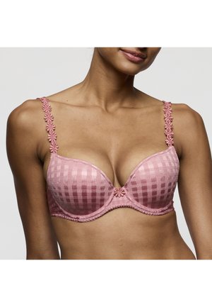 Vrouw draagt een roze geruit gewatteerd bh met bloemenbandjes en een klein bloemetje op het midden vooraan, zichtbaar van schouders tot halverwege de torso.