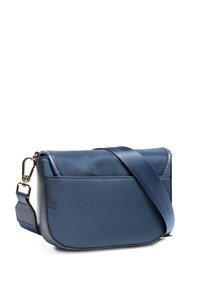 Borsa a tracolla blu navy realizzata in tessuto liscio, dotata di una tasca frontale, cinturino regolabile e dettagli di cucitura sottili.