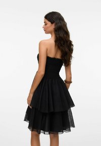 Vero Moda - Sukienka koktajlowa