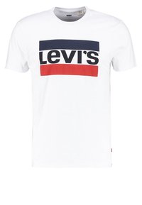 Vit bomulls-t-shirt med en marinblå och röd rektangulär Levi's-logotyp över bröstet. Rundhalsad design med korta ärmar. Röd etikett på sidan.