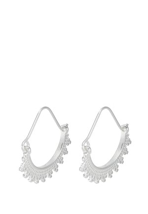 Boucles d'oreilles créoles en argent avec un motif détaillé de petites perles rondes le long du bord inférieur, présentées sur un fond blanc.