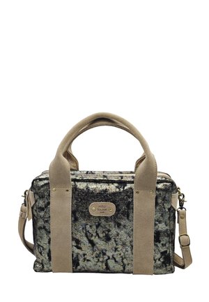 Petit sac carré en tissu texturé noir et gris, avec des poignées et des sangles en daim beige, et une plaque du logo Mila Louise Paris sur le devant.