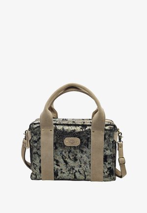 Petit sac carré en tissu texturé noir et gris, avec des poignées et des sangles en daim beige, et une plaque du logo Mila Louise Paris sur le devant.