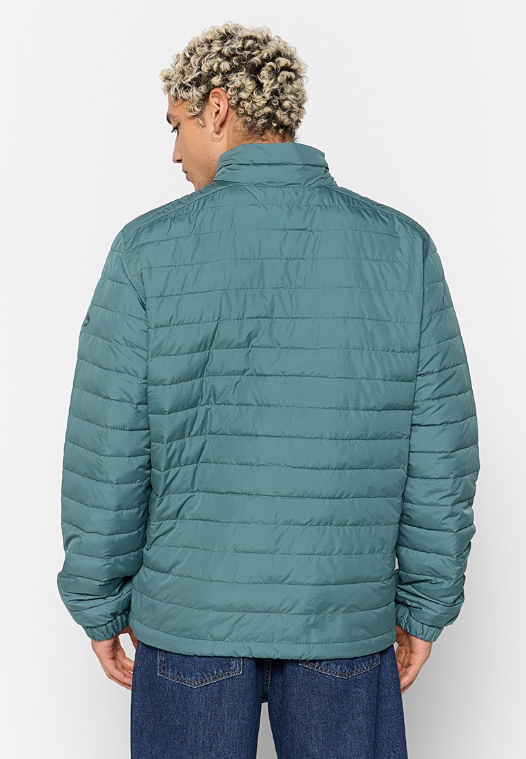 Tee-farbene Puffjacke mit Stehkragen und horizontalem Steppmuster, ausgestattet mit elastischen Bündchen und einer lockeren Passform. Keine sichtbaren Beschläge.