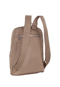 Bolso de hombro de nailon beige con un diseño plano, correa ajustable, bolsillo frontal con cremallera y acentos en metal plateado.