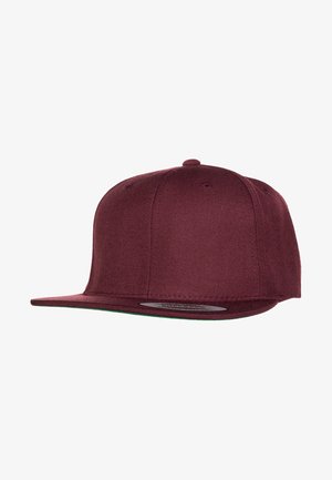 Bordeaux snapback pet met platte klep, gemaakt van gestructureerde stof, heeft ventilatie-oogjes en een groene onderklep.