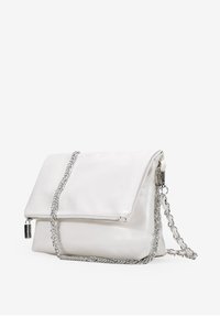 Bolso de mano de piel blanca con solapa plegada, correa de cadena plateada, detalle de cremallera y acabado pulido. Forma rectangular compacta y moderna.