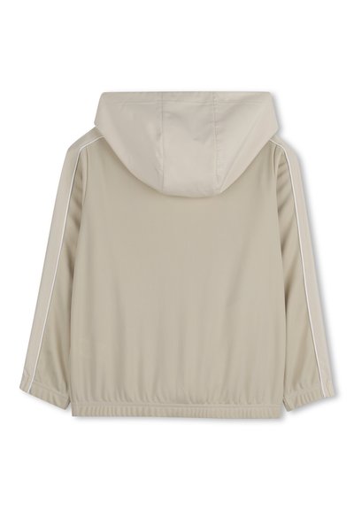 Beige jas met capuchon en een gladde textuur, witte zijstreep, elastische zoom en mouwboorden; ontworpen voor een losse pasvorm.
