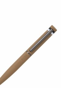 Hugo Boss pen met een tan rubberen lichaam, zilveren metalen accenten en een slanke clip. Voorzien van een geperst logo voor branding.