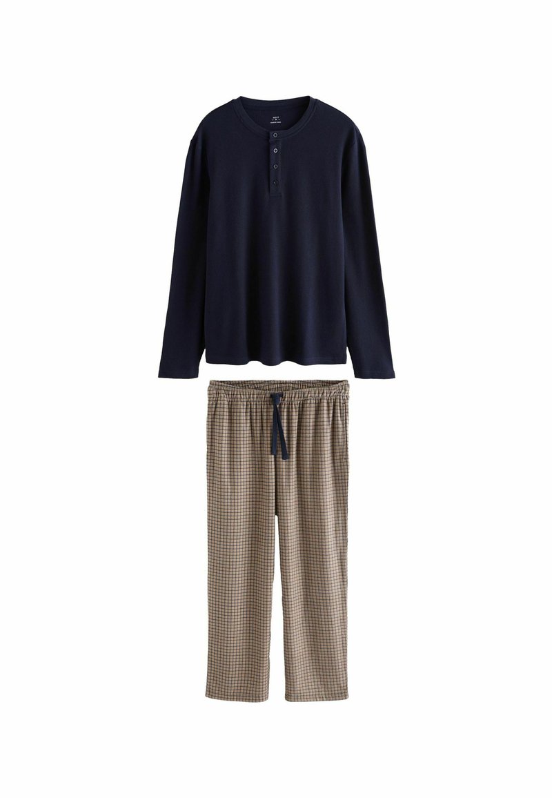 T-shirt henley à manches longues bleu marine avec trois boutons, associé à un pantalon de pyjama beige et marron à carreaux avec une taille à cordon.
