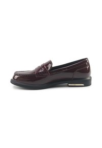 Mocasines de charol burdeos con un delantal cosido, suela de goma negra baja y un acento metálico en el tacón.