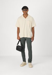 Jack & Jones JPSTMARCO JJDAVE WITH BELT - Pantalones chinos - urban chic