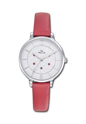 Montre ronde en argent avec cadran blanc, bracelet en cuir rouge, motif géométrique et petites pierres rouges marquant les heures à 1, 3, 5, 7 et 9.
