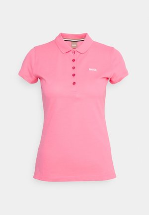 Roze poloshirt van katoen, met een knoopsluiting, korte mouwen en een klein wit logo op de linkerkant van de borst. Glad textuur.