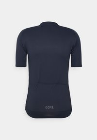 Kortärmad marinblå cykeltröja med rund hals, böjd nederkant, sidoficka med dragkedja och GORE-logotypen i nedre delen av ryggen. Mjuk, elastisk tyg.