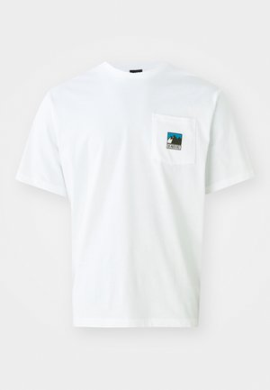 Weißes Baumwoll-T-Shirt mit kurzen Ärmeln, ausgestattet mit einer Brusttasche, die ein farbiges Grafikmotiv von Bergen und den Text "THE NORTH FACE" zeigt.