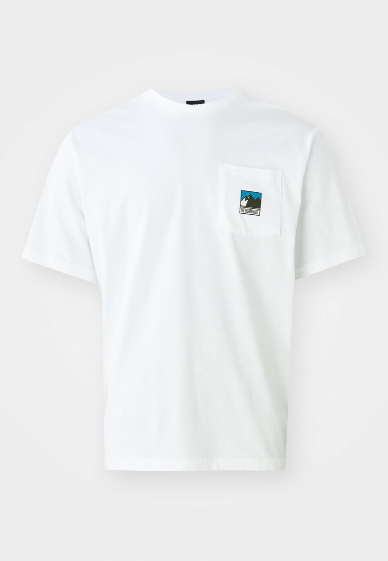Camiseta de algodón blanca de manga corta, que presenta un bolsillo en el pecho con un gráfico a color de montañas y el texto "THE NORTH FACE."