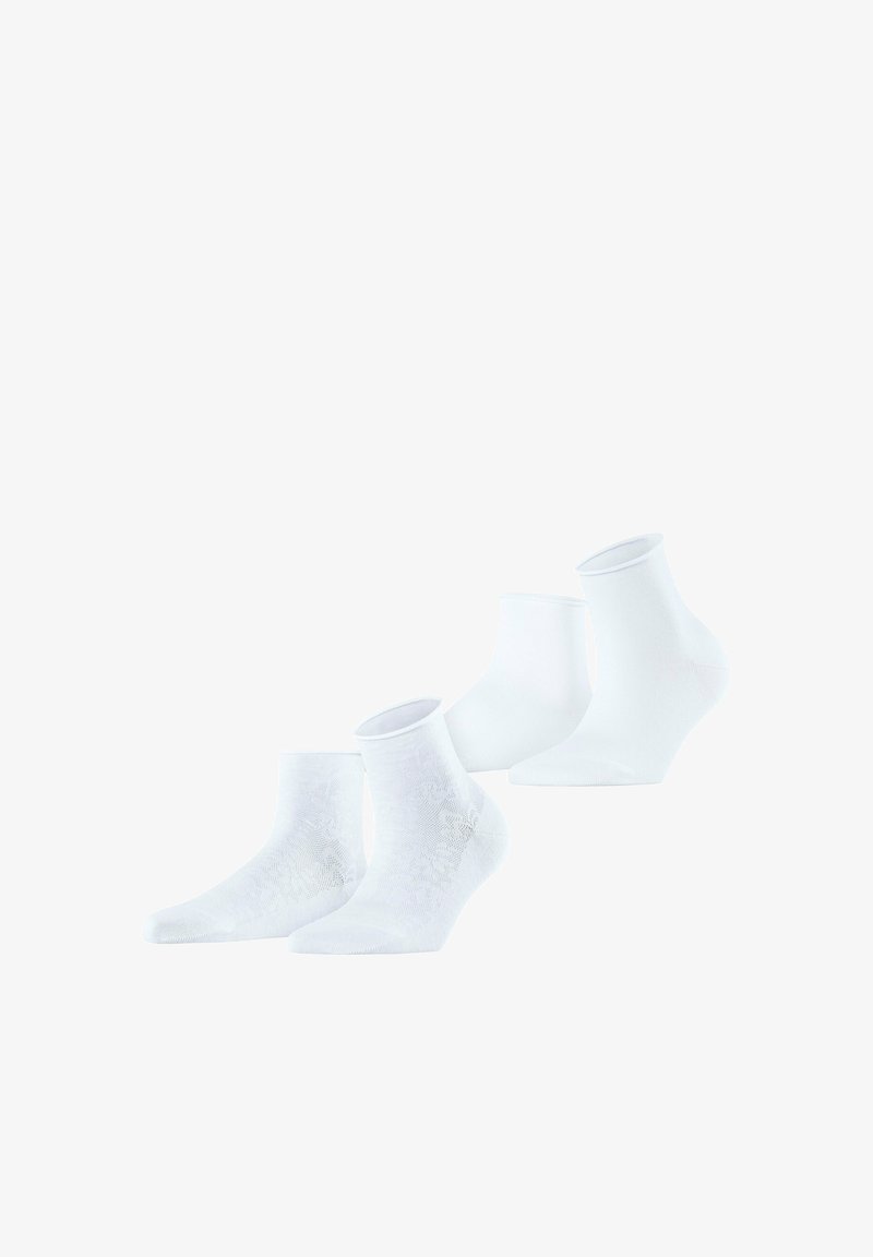 Deux paires de chaussettes blanches aux chevilles, une paire unie et l'autre avec un motif en dentelle subtil, présentées sur un fond blanc.