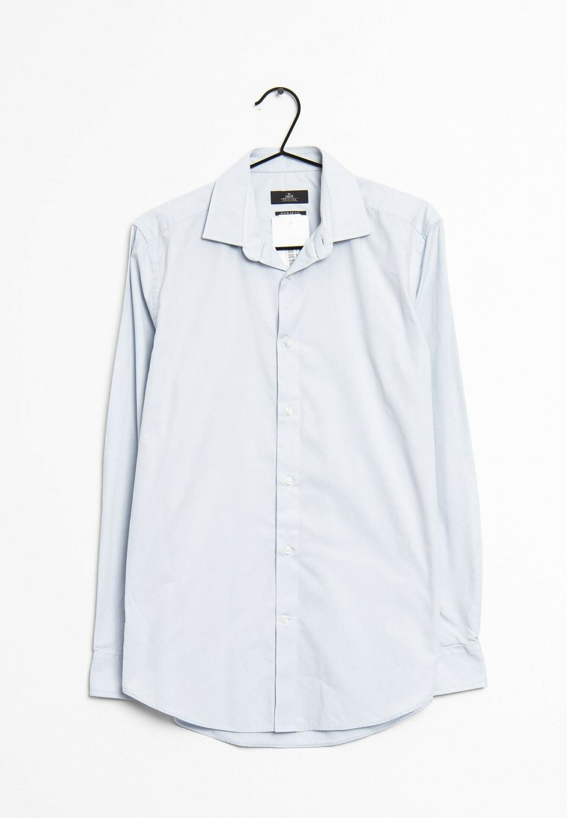 Camicia azzurro chiaro a maniche lunghe con bottoni su un appendiabiti nero. Presenta un colletto classico, una patta frontale e un orlo arrotondato. Tessuto dalla texture liscia.