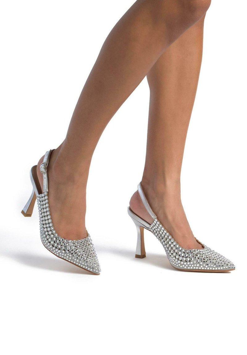 Tacchi slingback argento adornati con perle, punta appuntita e tacco sottile. Tessuto testurizzato con una finitura lucida.