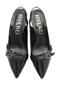 Pantofi negri din piele, cu toc slingback și vârf ascuțit, având două catarame decorative și o finisare netedă. Logo-ul este vizibil pe interior.