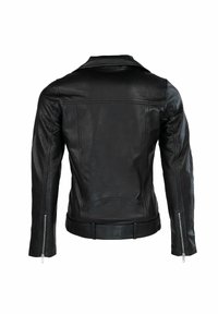 Melnas ādas motocikla jaka ar pieguļošu dizainu, jostu viduklī un rāvējslēdzēja aizdares aprocēm. Gluda tekstūra ar minimālu detalizāciju.