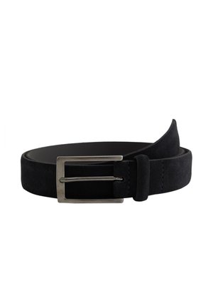 Ceinture en daim noir avec une boucle en argent rectangulaire. Le design comprend des coutures bleues discrètes et une texture lisse et douce.