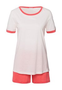 Camiseta blanca de algodón con mangas cortas y toques de coral en el cuello y los puños, combinada con pantalones cortos de coral, todo en un corte relajado.