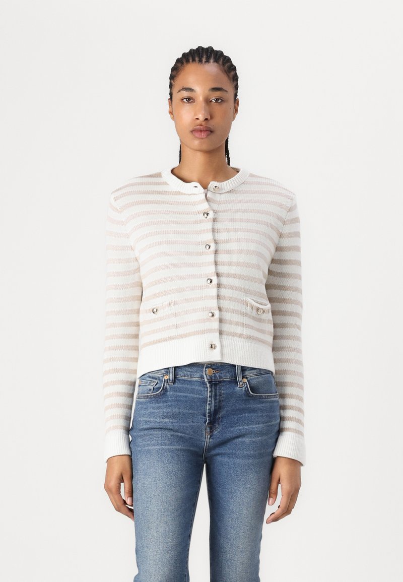 Leichter, kurzer Cardigans in Creme mit beigen Streifen, Knopfverschluss, rundem Ausschnitt und zwei kleinen Vordertaschen. Weiches, strukturiertes Strickmaterial.