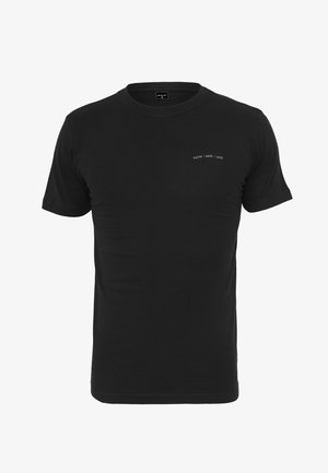 Sort kortærmet t-shirt lavet af bomuld, med rund halsudskæring og et lille hvidt tekstdesign på forsiden med teksten "FAITH + HOPE + LOVE".