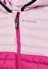 Růžová nafukovací bunda s světle růžovou horní částí a tmavší růžovou dolní částí. Zapínání na zip a logo Columbia na přední straně.