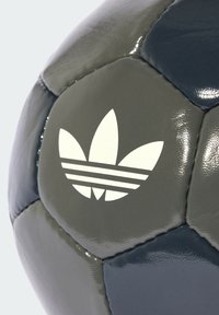 Balón de fútbol redondo con un acabado brillante, que presenta paneles en gris y azul marino. Logo de Adidas en blanco con tres rayas mostrado de manera prominente.
