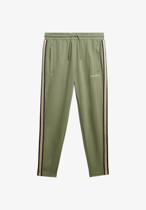 Zielone dresy wykonane z miękkiego materiału, z bocznymi kieszeniami, elastycznym pasem ze sznurkiem oraz kontrastowymi paskami w kolorze beżowym i granatowym.