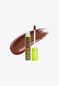 Tube ouvert de correcteur marron NYX Wonder Snatch avec applicateur à côté d'un échantillon de la couleur du produit sur fond blanc.