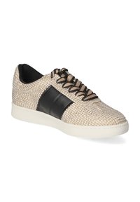 Gewebte Sneakers mit einem beigen und schwarzen Muster, ausgestattet mit strukturiertem Stoff, schwarzen Lederakzenten und flachen Schnürsenkeln auf einer weißen Gummisohle.