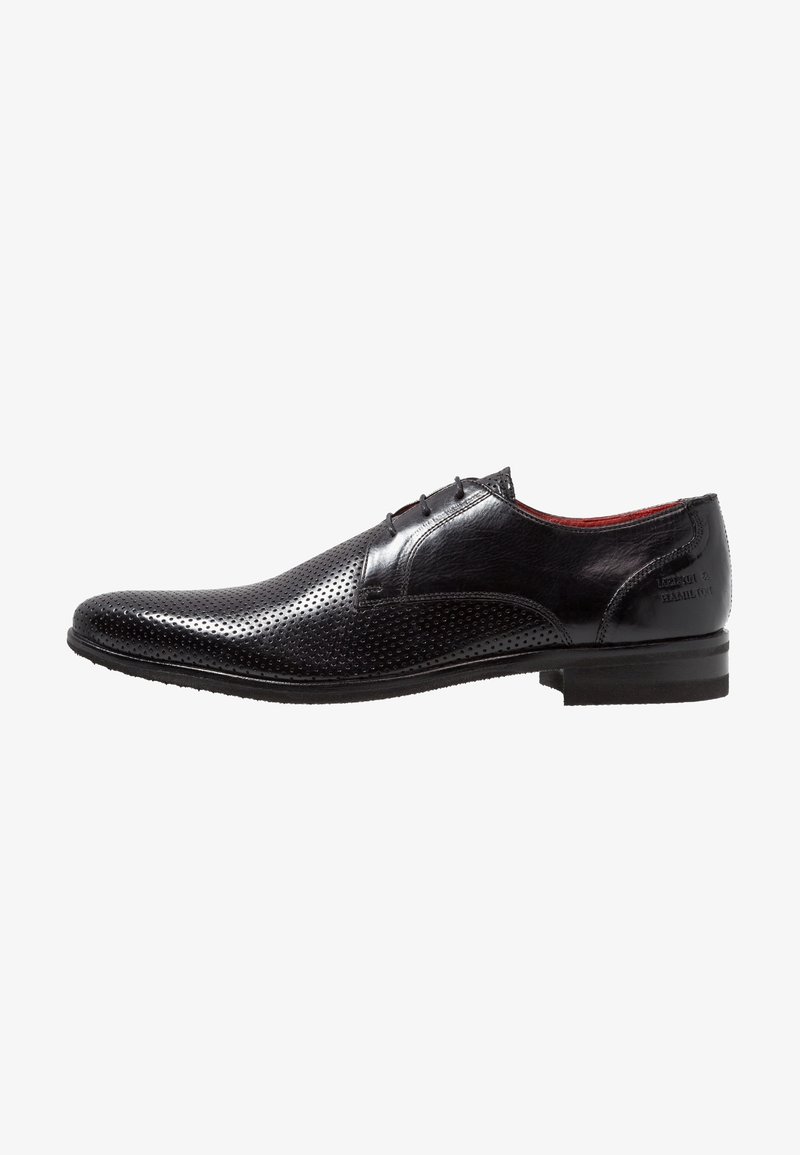 Chaussure habillée pour homme en cuir noir avec un design perforé, fermeture à lacets et petit talon vue de côté sur fond blanc.