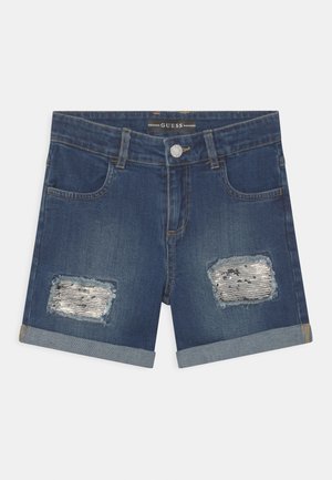 Short en jean bleu foncé avec revers roulés, poches avant, fermeture par boutons et patchs de sequins argentés sur les deux jambes.