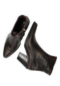 Botas de tobillo de cuero marrón con un estampado de serpiente texturizado, punta afilada y un tacón grueso. Presentan un cierre de cremallera lateral y un sutil detalle en dorado.