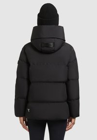 Must must jacket kõrge krae ja kapuutsiga. Omab horisontaalset õmblust, logo taga ja kahte küljetaskut. Pehme tekstuur.
