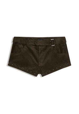 Ciemnobrązowe szorty z zamszu z paskiem, przednimi kieszeniami, zapięciem na zatrzask i metalowymi ćwiekami przy krawędzi.