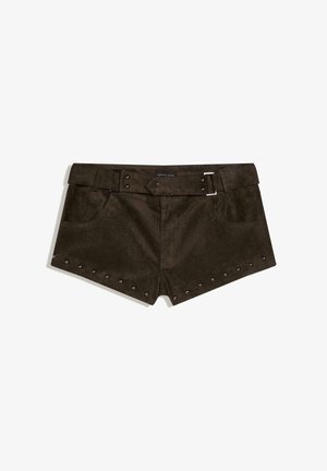 Pantaloni scurți din piele întoarsă maro închis, cu curea, buzunare frontale, închidere cu capse și detalii cu ținte metalice de-a lungul tivului.