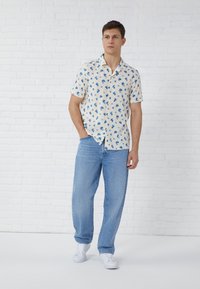 Pier One LINEN MIX BLEND SHIRT - Button down-skjorte - offwhite/blue