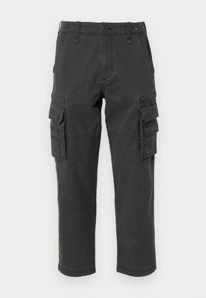 Cargo-Hosen aus dunkelgrauem Baumwollmaterial mit mehreren Seitentaschen, einer Reißverschlusstasche und einem geraden Bein-Design mit genähten Nähten.
