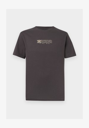 Camiseta de manga corta y cuello redondo en gris carbón con pequeño logo de Quiksilver y gráfico de surfista de dibujos animados centrado en el pecho.
