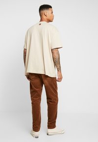 Carhartt WIP NEWEL PANT - Calças - hamilton brown rinsed