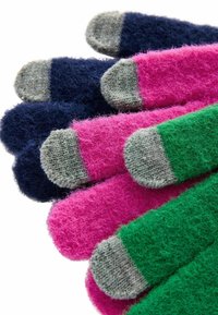 Färgglada strumpor med en fluffig textur, med grå spetsar. Färgerna inkluderar marinblå, rosa och grön, med en gradientdesign.