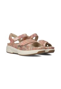 Roze en metalen sandalen met een open teenontwerp, klittenbandsluitingen en een gestructureerde bovenkant. Heeft een witte tussenzool en rubberen buitenzool.